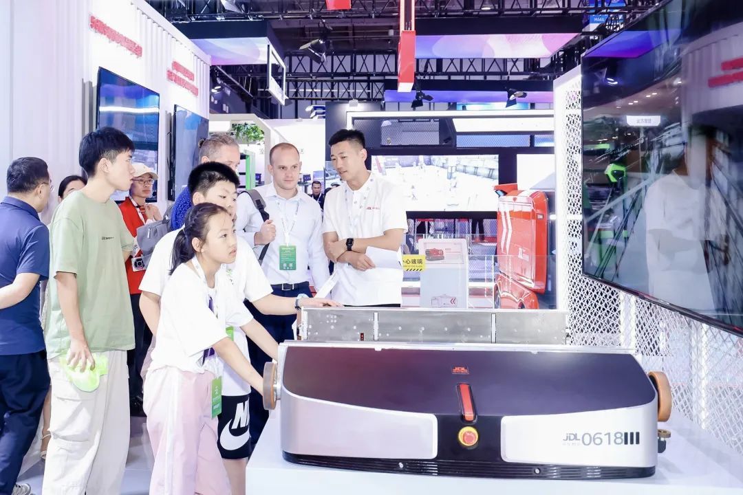 京东物流在2023世界机器人大会展台重点展示了四款机器人