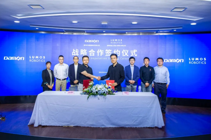 Lumos鹿明机器人与德马科技达成战略合作共推具身智能物流领域规模化落地(图1)